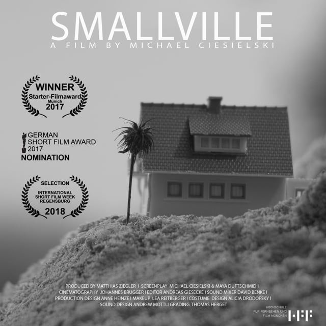 Internationales Plakat zu Kleinheim (Smallville) mit Lorbeeren für den Starter-Filmpreis, die Kurzfilmpreis-Nominierung und Regensburg 2018.